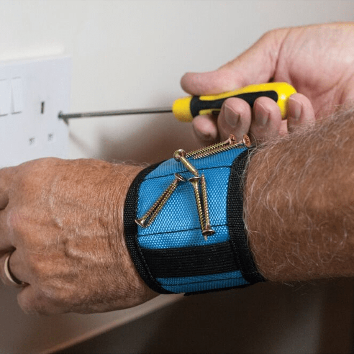 Ingenious Magnetic Wristband - Red5
